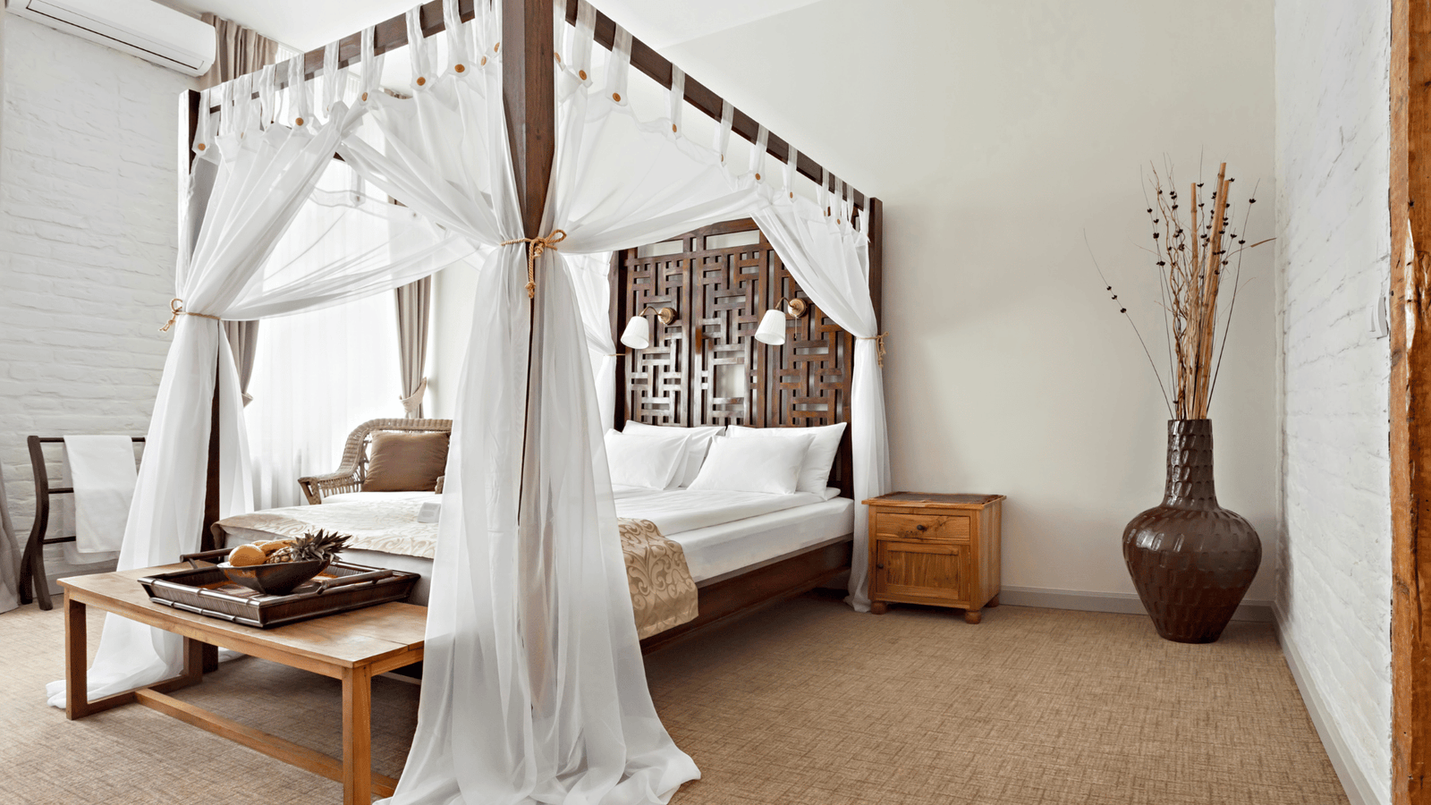 romantic canopy bed