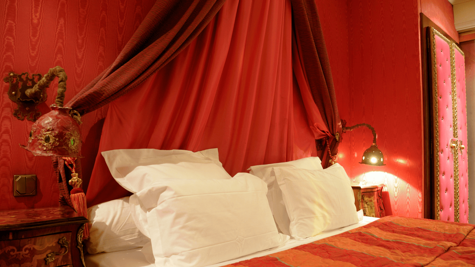 romantic canopy bed