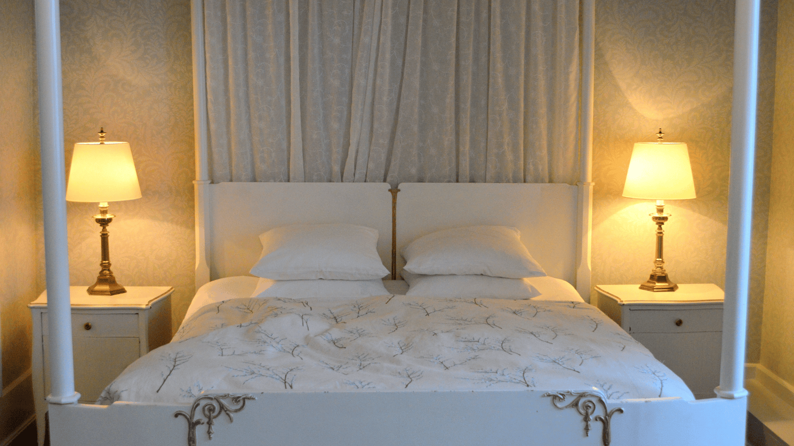 romantic canopy bed