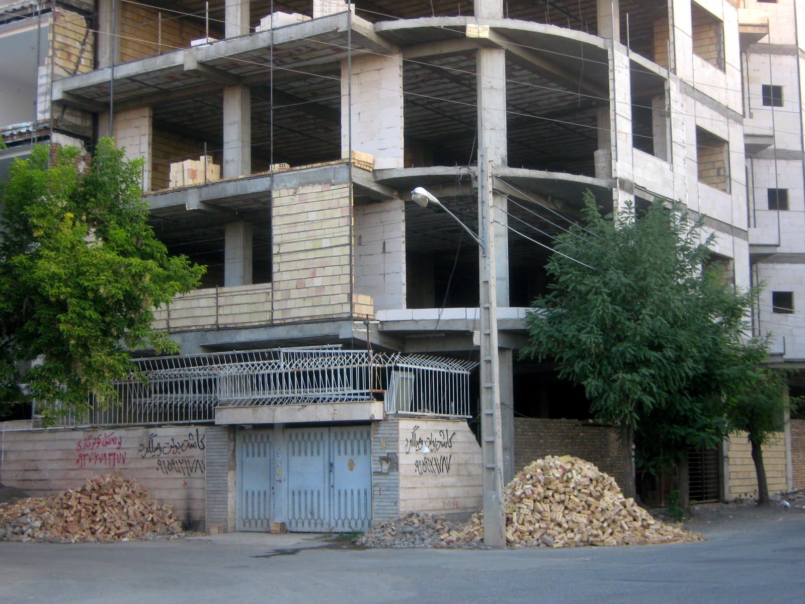 Reinforced concrete columns and slabs of a building under construction